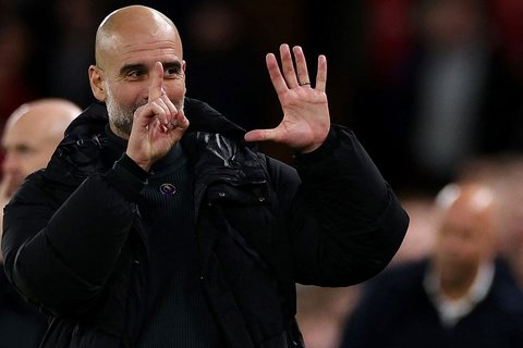 FOTO: Gaya Pep Guardiola Pamer 6 Jari untuk Balas Ejekan Pendukung Liverpool, Ini Maknanya