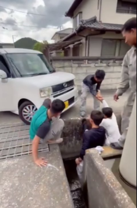 Gerombolan Pria WNI Bantu Angkat Mobil hingga Turun Langsung ke Selokan di Jepang