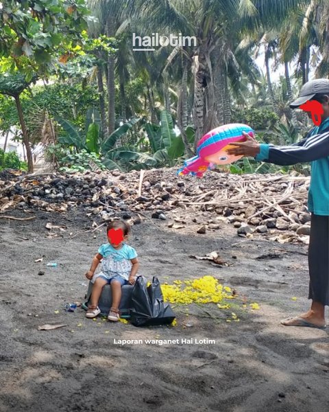 Potret Miris Buruh Pengayak Pasir Bawa Anak Balitanya ke Tempat Kerja