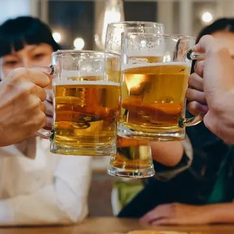 Mengonsumsi alkohol bersama teman/rekan kerja (Foto dok : Freepik/tirachardz).