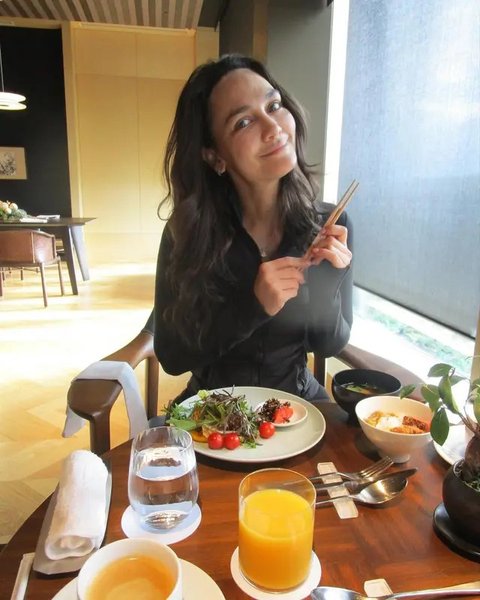 Potret Luna Maya dan Maxime Sambut Natal di Jepang (Sumber: Instagram/lunamaya)