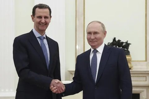 Presiden Rusia Vladimir Putin dan Presiden Suriah Bashar al-Assad saat bertemu di Kremlin, Moskow, pada Rabu (24/7/2024). (Dok. Valery Sharifulin, Sputnik, Kremlin Pool Photo via AP)