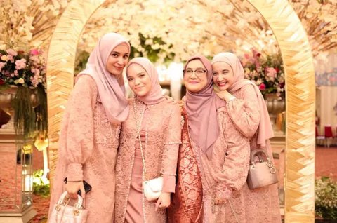 7 Gaya Kondangan Artis yang Curi Perhatian