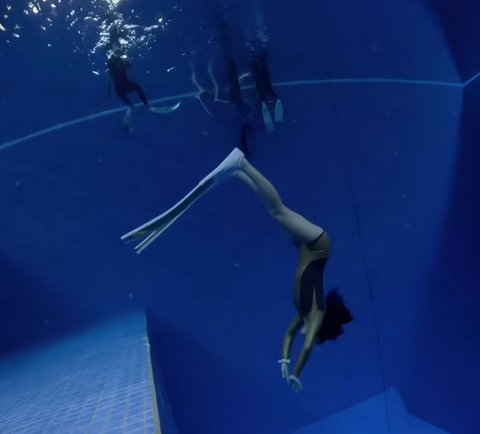 Serunya Prilly Free Diving, Begini Momen Menegangkan Tahan Napas di Kedalaman 16 Meter