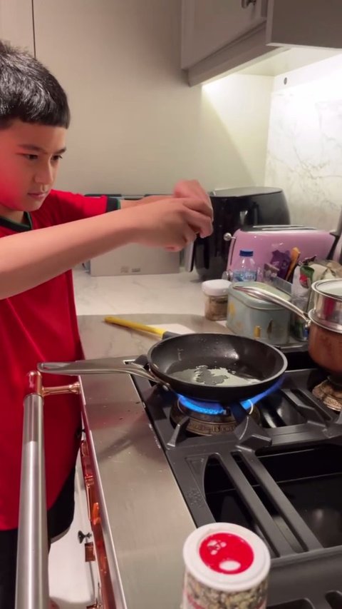 Momen Rafathar Diajari Memasak Telur Ceplok oleh Shela Lala, Bikin Gemas - Anak Sultan Belajar Tetap Mandiri
