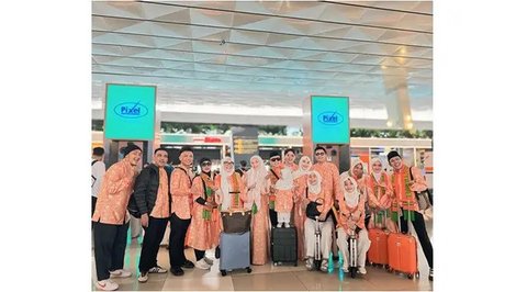 Ayu mengenakan atasan tunik orange bercorak dipadukan rok bawahan putih serasi dengan kerudung shimmernya. Ia mengenakan sandal Hermes model oran dengan leather metallic pada icon H nya sehar