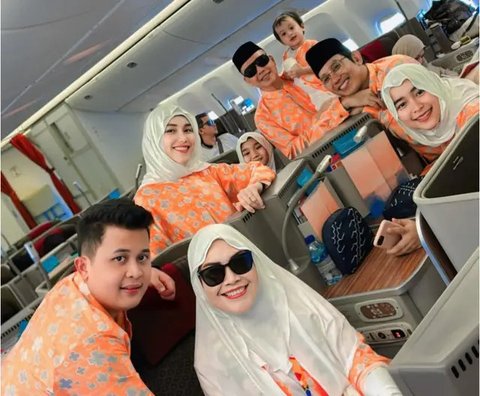 Ayu mengenakan atasan tunik orange bercorak dipadukan rok bawahan putih serasi dengan kerudung shimmernya. Ia mengenakan sandal Hermes model oran dengan leather metallic pada icon H nya sehar