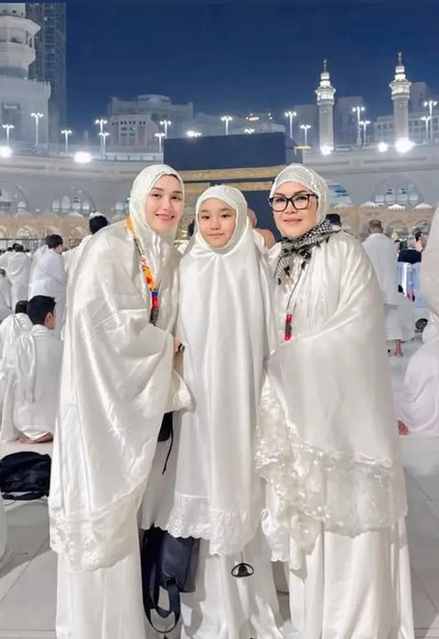 Ayu mengenakan atasan tunik orange bercorak dipadukan rok bawahan putih serasi dengan kerudung shimmernya. Ia mengenakan sandal Hermes model oran dengan leather metallic pada icon H nya sehar