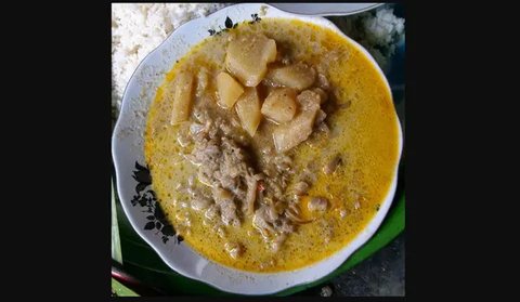 Ares Kedebong, makanan khas Suku Sasak yang terbuat dari batang pohon pisang (Foto: ojilombok.wordpress.com)