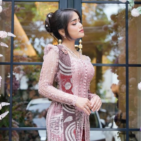 Intip 5 Model Rok Kebaya Modern ala Fuji, Inspirasi Fashion Kekinian yang Bisa Dicoba