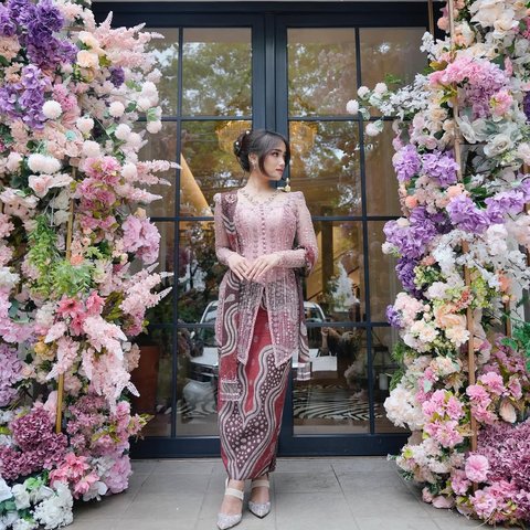 Intip 5 Model Rok Kebaya Modern ala Fuji, Inspirasi Fashion Kekinian yang Bisa Dicoba