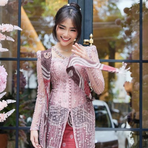 Intip 5 Model Rok Kebaya Modern ala Fuji, Inspirasi Fashion Kekinian yang Bisa Dicoba