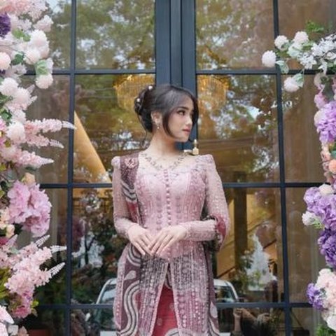 Intip 5 Model Rok Kebaya Modern ala Fuji, Inspirasi Fashion Kekinian yang Bisa Dicoba