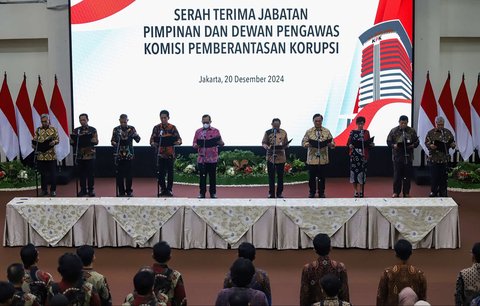 FOTO: Ucap Pakta Integritas, Pimpinan dan Dewas KPK Resmi Mulai Menjabat