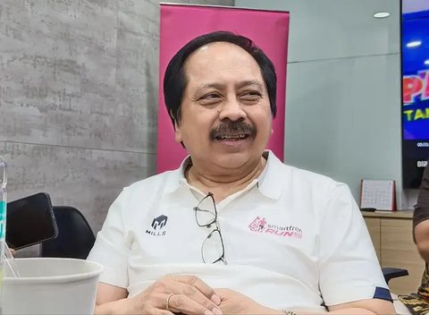 Direktur Smartfren Marco Sumampouw (kiri) beserta Presiden Direktur sekaligus CEO Smartfren Merza Fachys (kanan) dalam konferensi pers tentang capaian Smartfren sepanjang kuartal 3 2024 (Lipu
