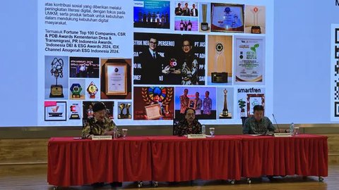 Direktur Smartfren Marco Sumampouw (kiri) beserta Presiden Direktur sekaligus CEO Smartfren Merza Fachys (kanan) dalam konferensi pers tentang capaian Smartfren sepanjang kuartal 3 2024 (Lipu