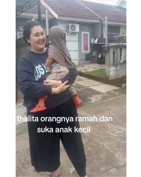 Seorang wanita senang tak menyangka bertetangga dengan Talitha Curtis yang baru pindah rumah. (sumber: TikTok/Sri Kartika)
