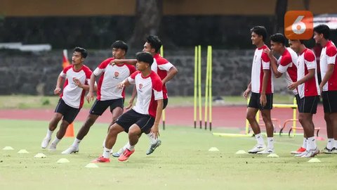 Pemain Timnas Indonesia, Marselino Ferdinan (kiri) dan Asnawi Mangkualam melakukan latihan resmi jelang laga terakhir Grup B Piala AFF 2024 melawan Filipina di Stadion Sriwedari, Solo, Jawa T
