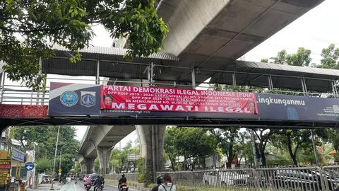 Pihak DPP PDI Perjuangan (PDIP) mempermasalahkan beredarnya spanduk-spanduk bernada negatif bermunculan jelang kongres partai yang akan digelar tahun depan. (Foto: Tim News)