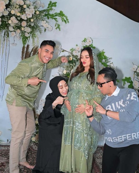 Berfoto seru dengan pose menunjuk perut, Reza Gladys sebutkan doa baik untuk keluarga adiknya, "edisi gercep posting, pokoknya sehat sehat, lancar, selamat sampai hari H aamin."