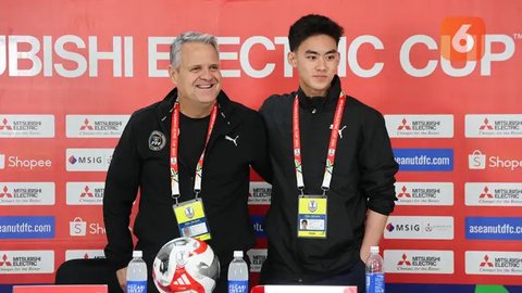 Pemain Filipina melakukan briefing sebelum latihan jelang laga terakhir Grup B Piala AFF 2024 melawan Timnas Indonesia di Stadion Sriwedari, Solo, Jawa Tengah, Jumat (20/12/2024). (Bola.com/A