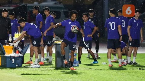Pemain Filipina melakukan briefing sebelum latihan jelang laga terakhir Grup B Piala AFF 2024 melawan Timnas Indonesia di Stadion Sriwedari, Solo, Jawa Tengah, Jumat (20/12/2024). (Bola.com/A