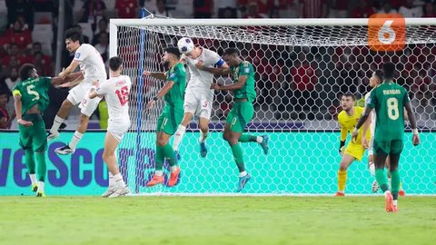 Bek Timnas Indonesia, Jay Idzes menguasai bola saat menghadapi Vietnam pada laga Grup F kualifikasi Piala Dunia 2026 Zona Asia di Stadion Utama Gelora Bung Karno (SUGBK), Senayan, Jakarta,