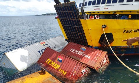 Penampakan Kapal Kargo Pengangkut Beras dan Semen Tenggelam di Teluk Kupang, Kok Bisa?