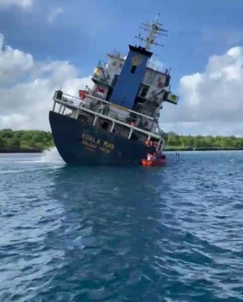 Penampakan Kapal Kargo Pengangkut Beras dan Semen Tenggelam di Teluk Kupang, Kok Bisa?