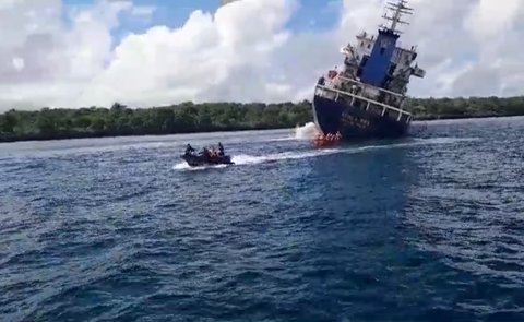 Penampakan Kapal Kargo Pengangkut Beras dan Semen Tenggelam di Teluk Kupang, Kok Bisa?