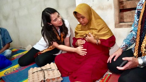 Momen Wamen Isyana Cek Langsung Kondisi Ibu Hamil dan Bayi Berisiko Stunting di Lampung