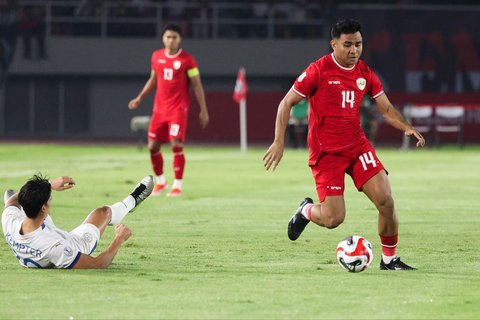 Pesepak bola Timnas Indonesia Asnawi Mangkualam membawa bola  dari pesepak bola Timnas Filipina saat pertandingan Grup B ASEAN Cup 2024 di Stadion Manahan, Solo, Jawa Tengah, Sabtu (21/12/2024).