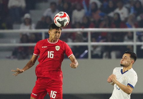 Pemain Timnas Indonesia Dony Tri Pamungkassaat menyundul bola saat pertandingan Grup B ASEAN Cup 2024 di Stadion Manahan, Solo, Jawa Tengah, Sabtu (21/12/2024).