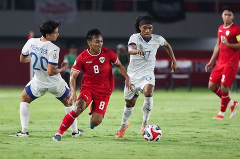Pemain Timnas Indonesia Arkhan Fikri berusaha merebut bola saat pertandingan Grup B ASEAN Cup 2024 di Stadion Manahan, Solo, Jawa Tengah, Sabtu (21/12/2024).