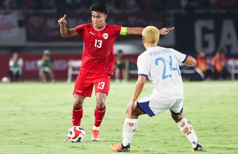 Pemain Timnas Indonesia M Ferrari dihadang pemain Filipina  saat pertandingan Grup B ASEAN Cup 2024 di Stadion Manahan, Solo, Jawa Tengah, Sabtu (21/12/2024).