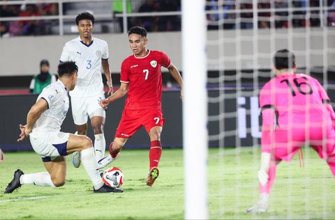 Pemain Timnas Indonesia Marcelino Ferdinan dihadang pemain Filipina  saat pertandingan Grup B ASEAN Cup 2024 di Stadion Manahan, Solo, Jawa Tengah, Sabtu (21/12/2024).