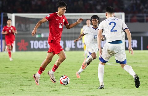 Pemain Timnas Indonesia Rafael Struick membawa bola   saat pertandingan Grup B ASEAN Cup 2024 di Stadion Manahan, Solo, Jawa Tengah, Sabtu (21/12/2024).