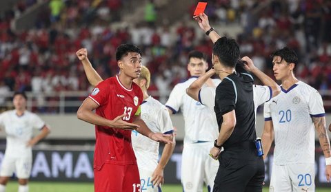 Wasit Koji Takasaki memberikan kartu merah kepada pemain Timnas Muhammad Ferarri