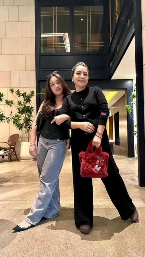 Inilah salah satu potret kebersamaan Mayangsari dan Khirani yang tampak kompak. Ibu dan anak ini tidak jarang menunjukkan kekompakan mereka dengan berbagai hal kecil seperti mengenakan pakaian yang bernuansa seragam.