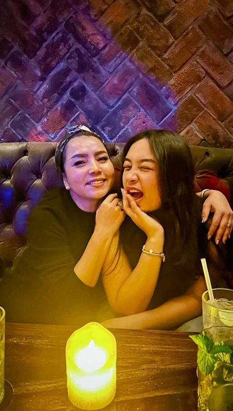 Khirani genap berusia 18 tahun pada 30 maret lalu. Sementara, Mayangsari saat ini genap berusia 53 tahun. Meski jarak usia jauh, ibu dan anak ini bisa tampak selalu dekat dan kompak bak sahabat.&nbsp;