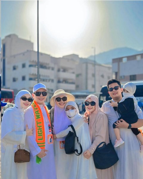 Potret Ayu Ting Ting Kenakan Gamis Serba Putih saat Umrah dengan Keluarga