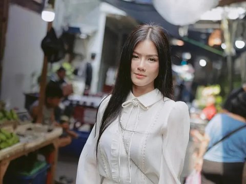 Tampil mengenakan gaun sendiri, Nita Gunawan sukses jadi sorotan masyarakat di pasar yang lalu lalang saat ia melakukan pemotretan. (Liputan6.com/IG/@nitagunawan09)