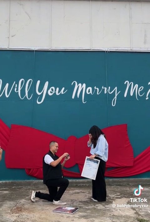 Momen bahagia tengah menyelimuti Cellos botak TikToker dan kekasihnya, Natasha Putri. Hubungan mereka makin jelas melangkah ke jenjang yang lebih serius.