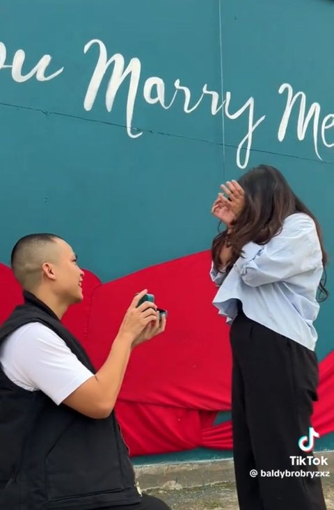 Putri pun tampak terkejut dan tak kuasa meneteskan air mata penuh bahagia. Cellos tampak berlutut di depan sang kekasih dan memberikan cincin.