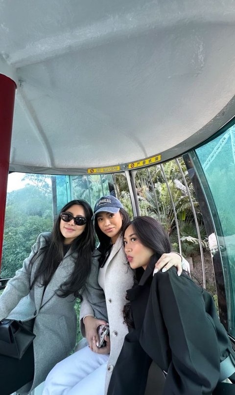Influencer ternama ini diketahui sangat senang travelling. Rachel sudah mengunjungi berbagai negara, tak lengkap rasanya jika tak mengajak adik-adiknya juga.