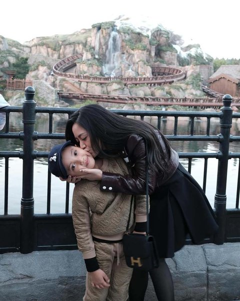 Abang Biru kini berusia 7 tahun, ia sudah tumbuh semakin besar. Bisa liburan bareng Buna Rachel dan keluarga pasti jadi momen tak terlupakan bagi Biru.