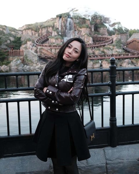 Selain keseruan bareng keluarga, penampilan Rachel Vennya saat liburan pun tak lepas dari perhatian. Meski sudah punya dua anak, Rachel tetap tampil cantik dan stylish bak ABG.