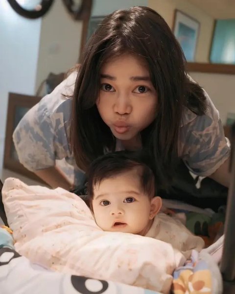 Olivia Allan berbagi pengalaman jadi ibu baru. Setelah melahirkan Gabriella Soemargo pada 27 Juli 2024. Ia belajar menyusui hingga bersiap masuk fase MPASI. (Foto: Dok. Instagram @oliviasu