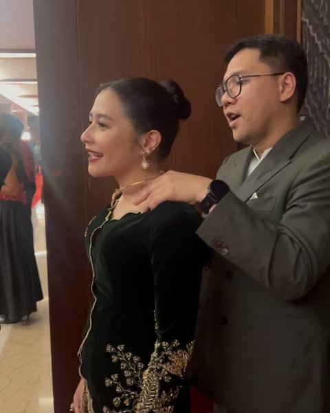 Melalui kiriman tersebut, Prilly Latuconsina juga menunjukkan keakraban dengan menyebut Iman Usman sebagai si paling jago mijit. Dia juga menyertakan bukti berupa video saat dipijat oleh Iman Usman.