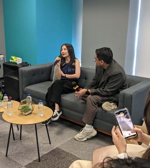 Pada kiriman yang sama, Prilly Latuconsina menyebut Iman Usman sebagai sahabat. Caption tersebut sekaligus membantah dugaan yang selama ini beredar.